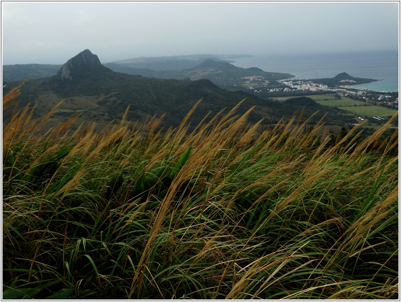 2013-12-08 10-19-44山頂看大尖石山及墾丁地區.jpg